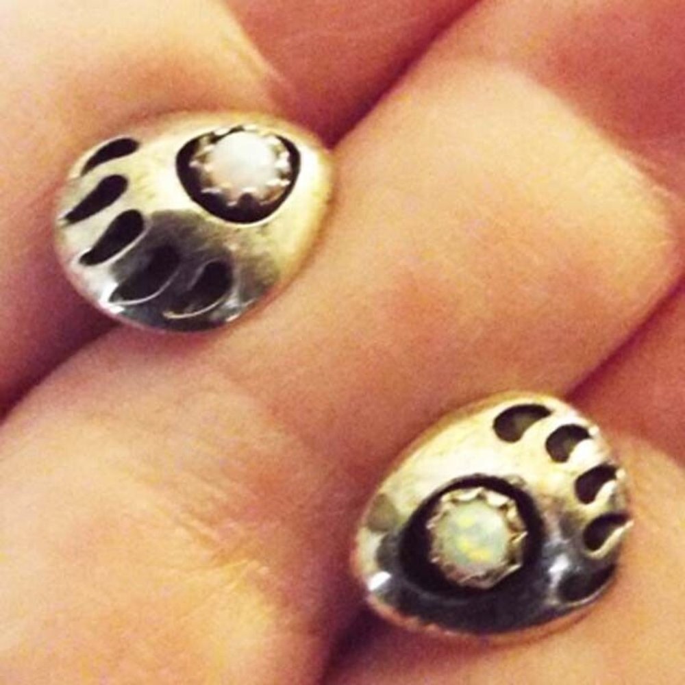 NAVAJO STERLING "BEAR CLAW DESIGN" WITH OPAL CABOCHON SMALL STUD EARRINGS 10